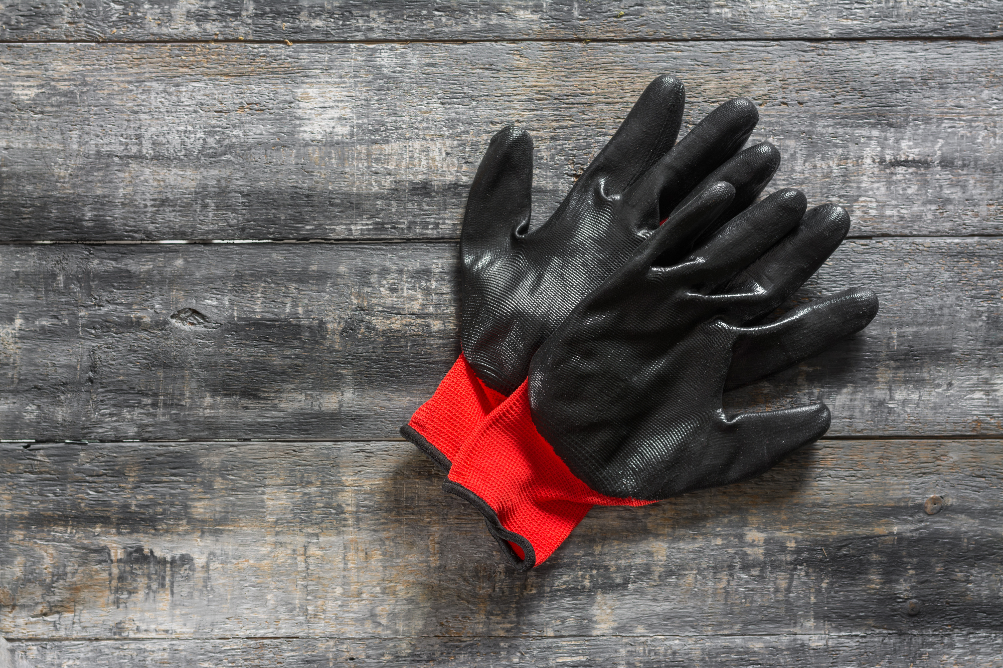 Zaščitne rokavice so nujno potrebne pri določenem delu